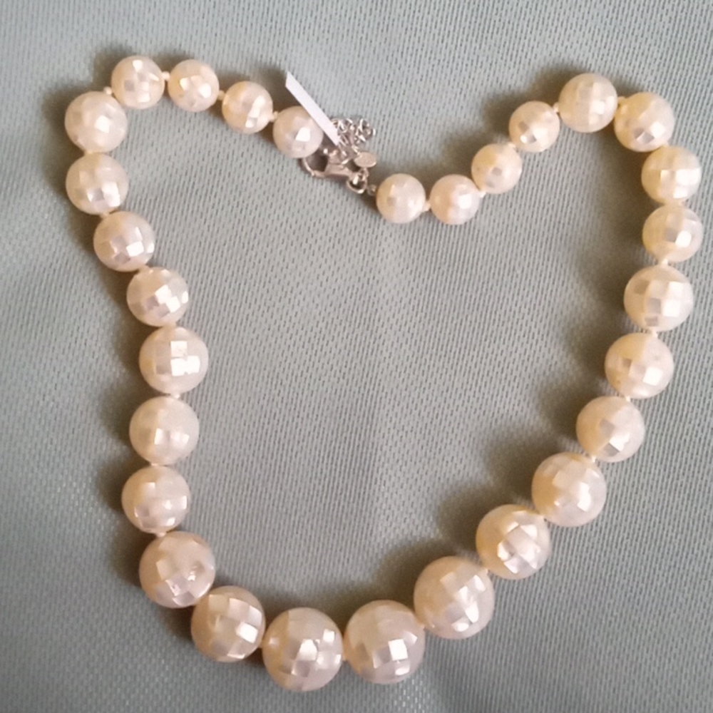 DALLAS PRINCE WHITE TILE MOTHER OF PEARL NECKLACE